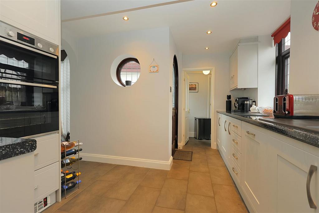 House in Leeds, Woodhall Hills - View 5