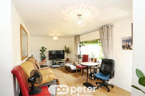 3 bedroom flat for sale, Howe Circle, Newport