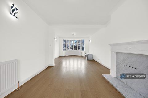 3 bedroom semi-detached house to rent, Kirkland Avenue, Ilford, IG5