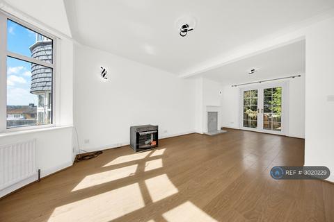 3 bedroom semi-detached house to rent, Kirkland Avenue, Ilford, IG5