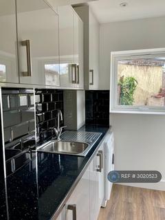4 bedroom end of terrace house to rent, Woodstock Gardens, Hayes, UB4