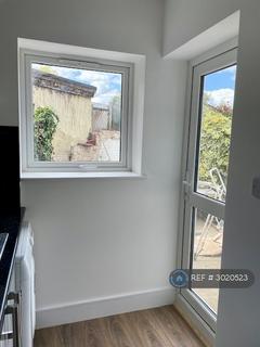 4 bedroom end of terrace house to rent, Woodstock Gardens, Hayes, UB4
