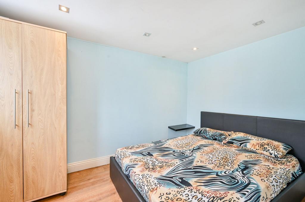 Apartment in Surbiton - View 4