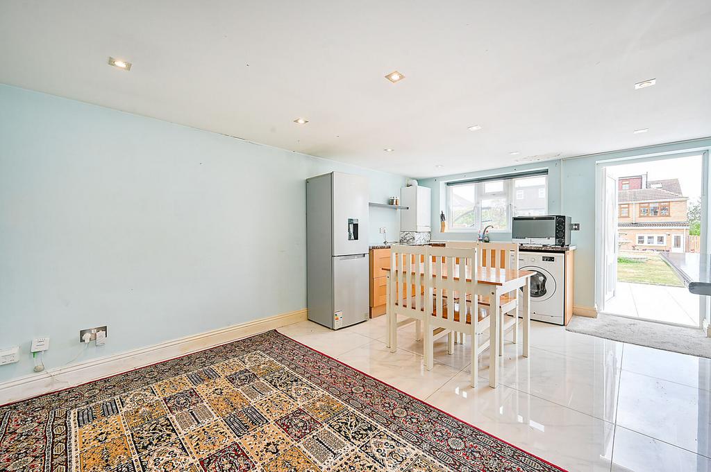 Apartment in Surbiton - More