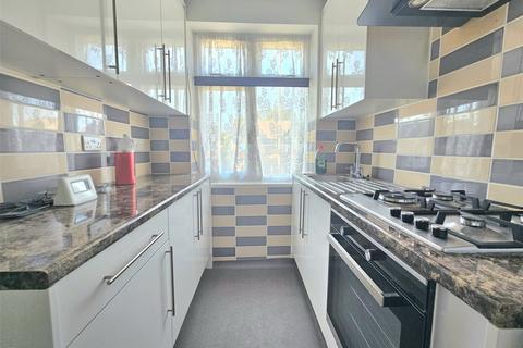 2 bedroom apartment to rent, North Street, Hornchurch, RM11
