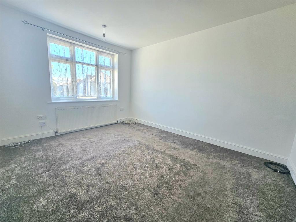 Apartment in Hornchurch - View 3