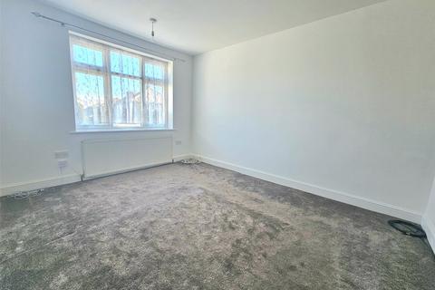 2 bedroom apartment to rent, North Street, Hornchurch, RM11