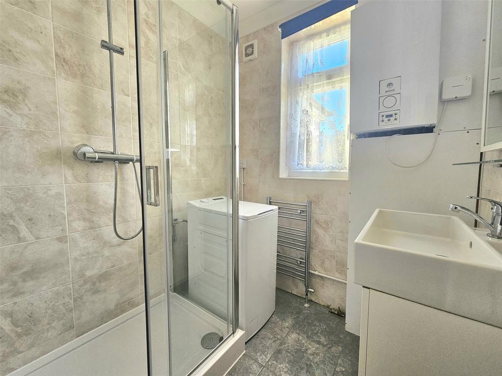 Apartment in Hornchurch - View 4