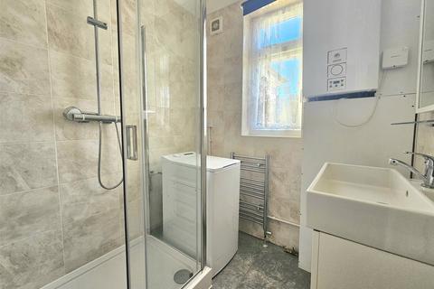 2 bedroom apartment to rent, North Street, Hornchurch, RM11