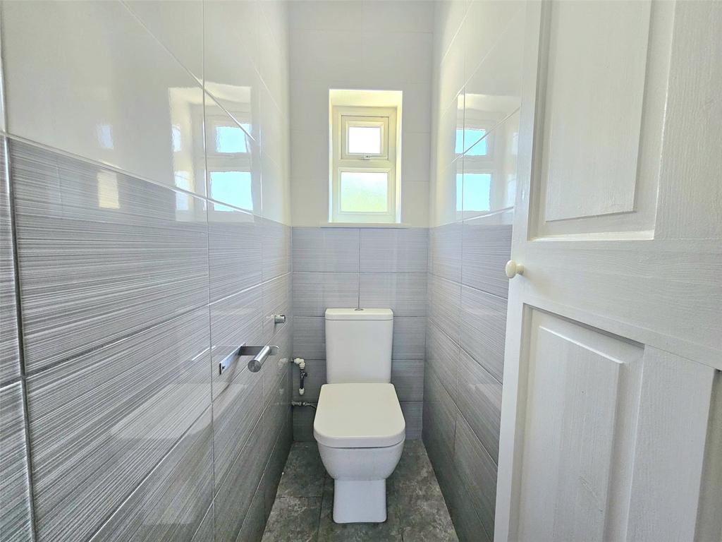 Apartment in Hornchurch - View 5