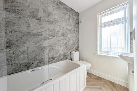 2 bedroom flat to rent, To Let -  Promenade, Southport, PR9 - Two Bedroom Top Floor Apt