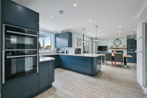 4 bedroom detached house for sale, Upper Pines, Banstead