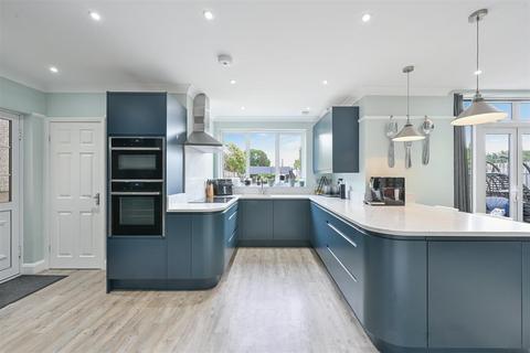4 bedroom detached house for sale, Upper Pines, Banstead