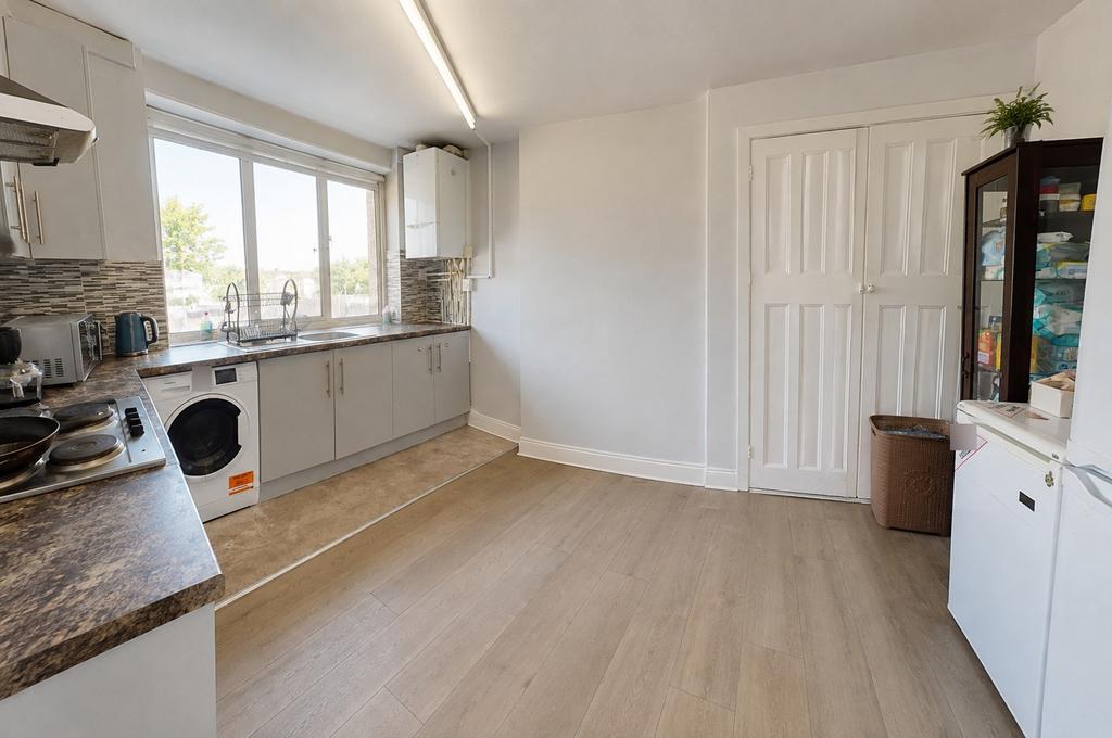 Apartment in Dagenham - View 2