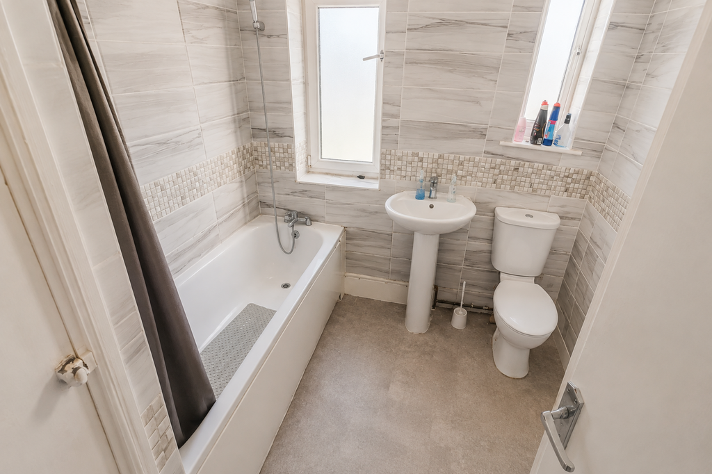 Apartment in Dagenham - View 3
