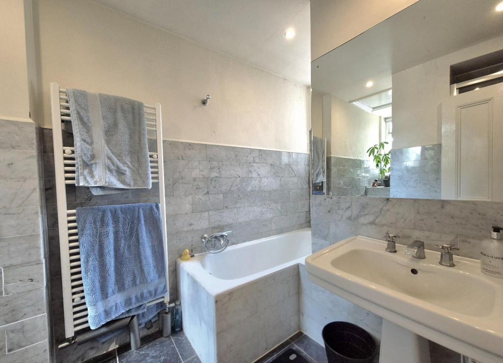 Apartment in Ealing - View 2