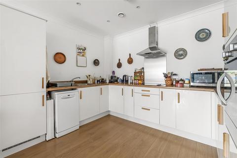 2 bedroom apartment for sale, Fitznell court ,Pond Hill Gardens, Cheam Village