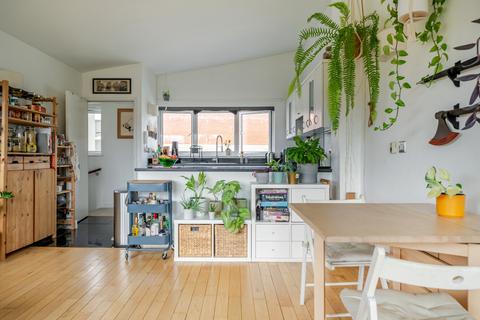 2 bedroom flat for sale, Sternhall Lane, London, SE15