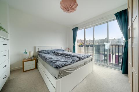 2 bedroom flat for sale, Sternhall Lane, London, SE15