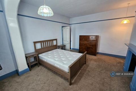 4 bedroom semi-detached house to rent, Stanwell Road, Ashford, TW15