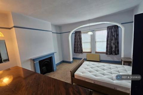 4 bedroom semi-detached house to rent, Stanwell Road, Ashford, TW15