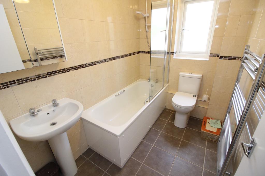 Apartment in London, Royal Borough of Kingston upon Thames - More