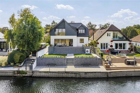4 bedroom detached house for sale, Park Avenue, Staines-Upon-Thames TW19