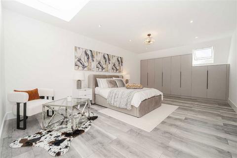 4 bedroom detached house for sale, Park Avenue, Staines-Upon-Thames TW19