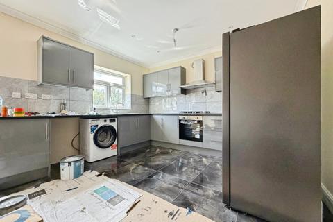 4 bedroom house to rent, Hinton Avenue, Hounslow