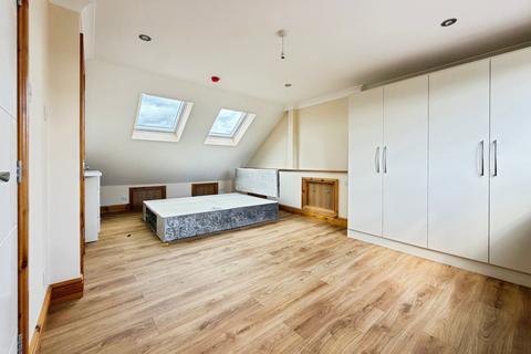 4 bedroom house to rent, Hinton Avenue, Hounslow