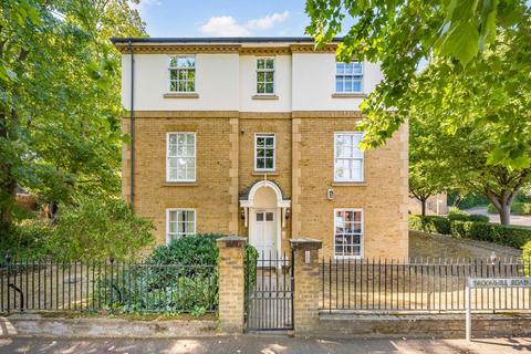 Broomhill Road, London SW18