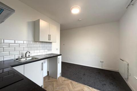 2 bedroom apartment to rent, Flat 5 Beechwood Court, Halesowen Road, Cradley Heath