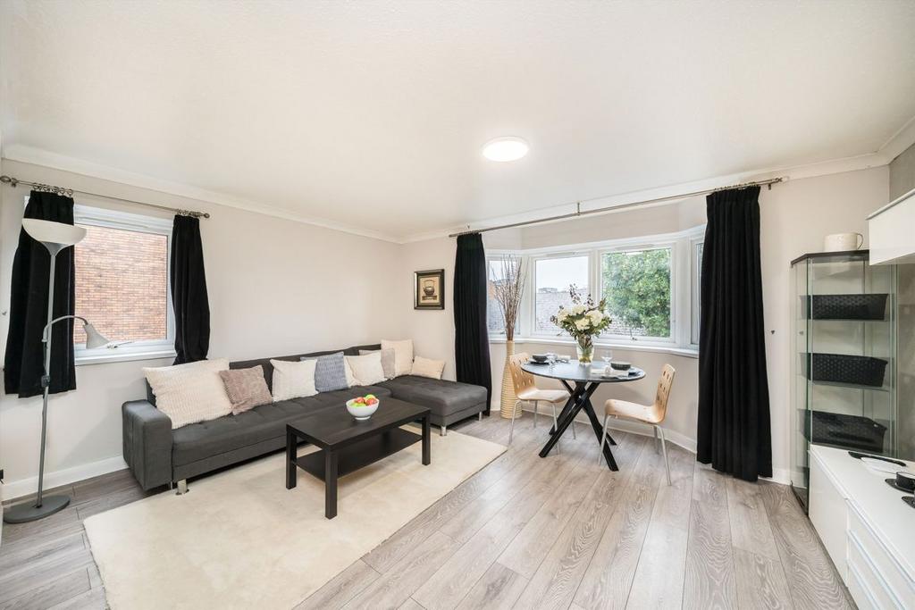 Apartment in Kingston Upon Thames - View 2