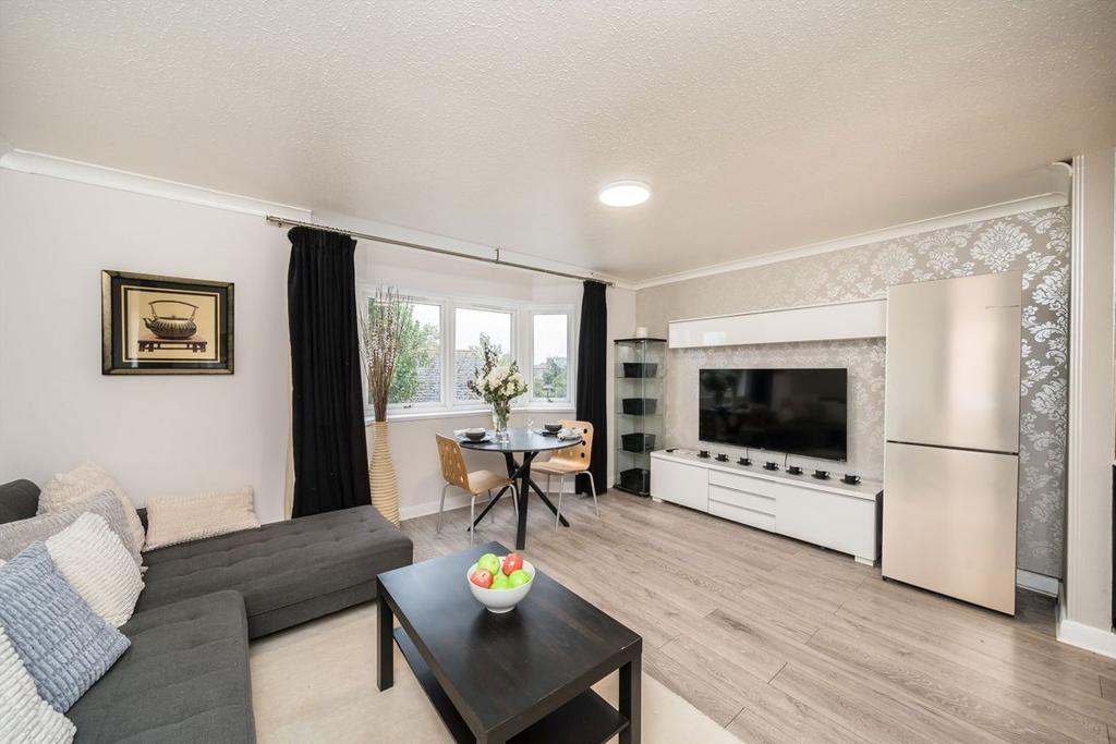 Apartment in Kingston Upon Thames - View 3