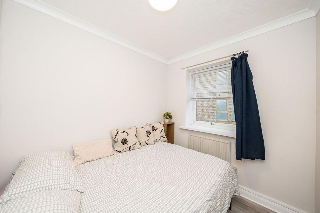 Apartment in Kingston Upon Thames - View 4