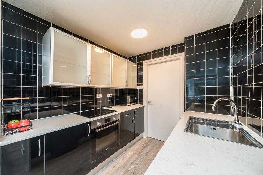 Apartment in Kingston Upon Thames - View 5