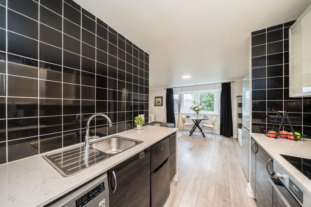 Apartment in Kingston Upon Thames - More