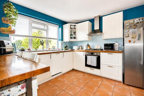 2 bedroom maisonette for sale, Cedar Court, Boston Manor Road