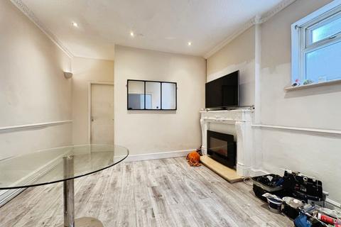 2 bedroom flat for sale, Hale Lane, London, NW7