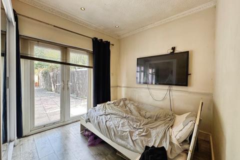 2 bedroom flat for sale, Hale Lane, London, NW7