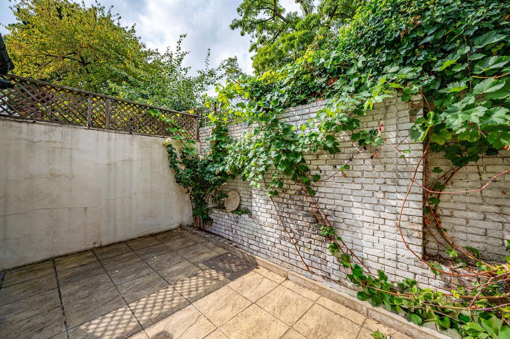 House in London - View 2