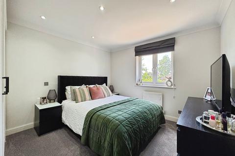 2 bedroom flat for sale, Grenville Place, Monarchs Court, NW7
