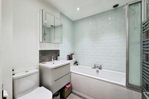 2 bedroom flat for sale, Grenville Place, Monarchs Court, NW7