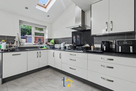 4 bedroom semi-detached house to rent, Badminton Road, Leicester