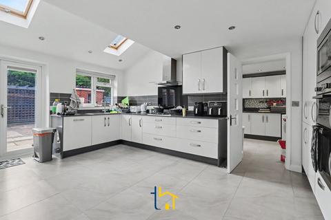 4 bedroom semi-detached house to rent, Badminton Road, Leicester