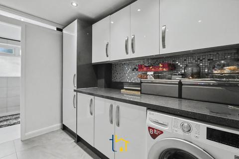 4 bedroom semi-detached house to rent, Badminton Road, Leicester