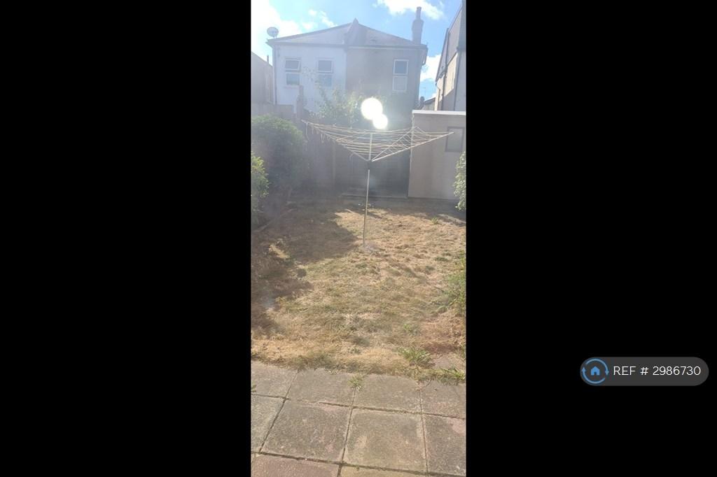 House in Sutton - View 5