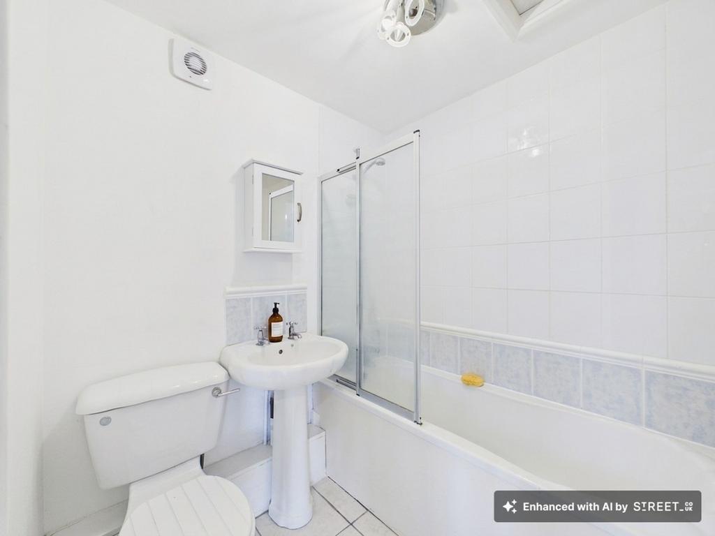 Apartment in Newcastle Upon Tyne - View 4