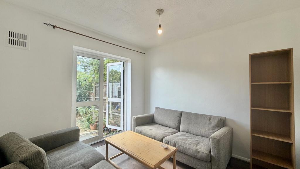 Apartment in Northolt - View 3