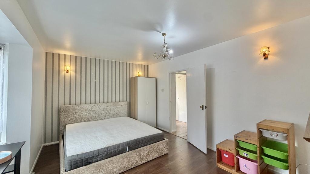 Apartment in Northolt - View 5